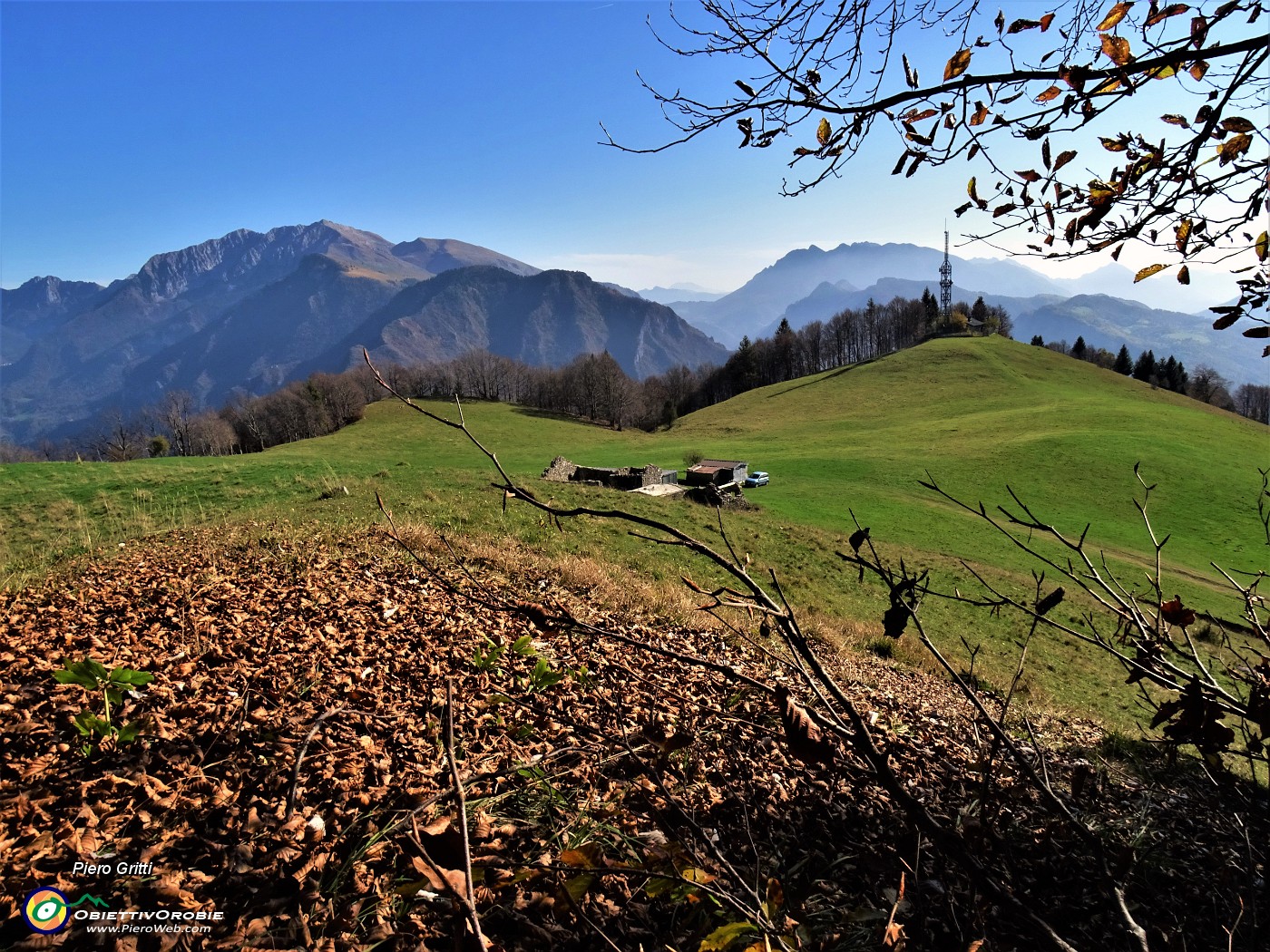 48 Verde pianoro pascolivo di Baita Campo (1442 m) con vista in Menna a sx e Alben a dx.JPG